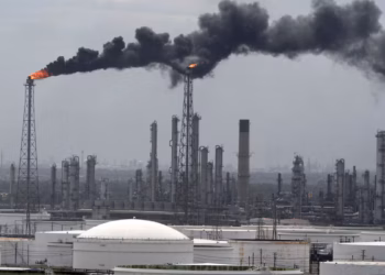 Pemex ‘frena’ derrame de diésel en muelle de la refinería Deer Park: ‘Fue por la interacción de 2 barcos’