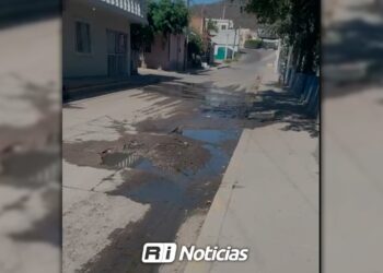 Vecinos de La Sirena denuncian fuga de agua sin atención