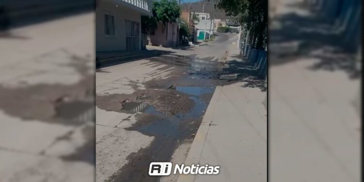 Vecinos de La Sirena denuncian fuga de agua sin atención