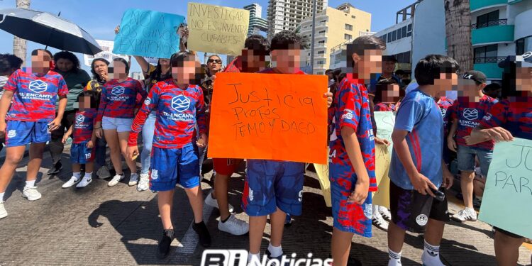 “Confiamos que la justicia los deje libres”: Realizan manifestación a las afueras de la FGR en Mazatlán