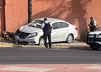 Mujer resulta lesionada al chocar con un poste en Colinas de San Miguel, en Culiacán