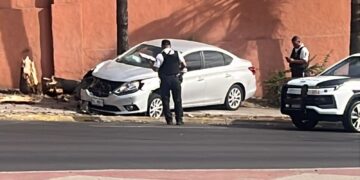 Mujer resulta lesionada al chocar con un poste en Colinas de San Miguel, en Culiacán