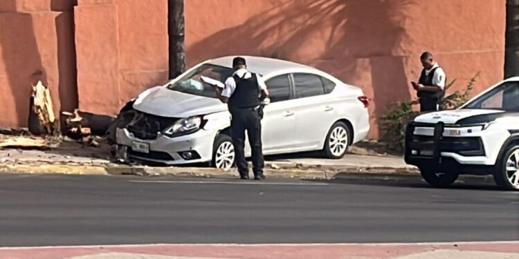 Mujer resulta lesionada al chocar con un poste en Colinas de San Miguel, en Culiacán