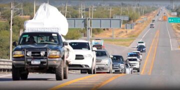 Reportan flujo constante en carreteras hacia Mazatlán en Semana Santa