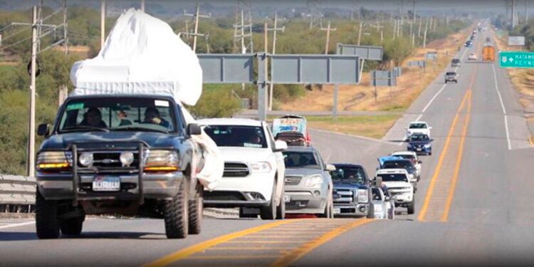 Reportan flujo constante en carreteras hacia Mazatlán en Semana Santa