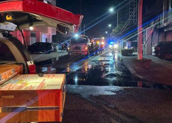 Evacuan a 27 personas tras incendio en el fraccionamiento Gaviotas en Mazatlán
