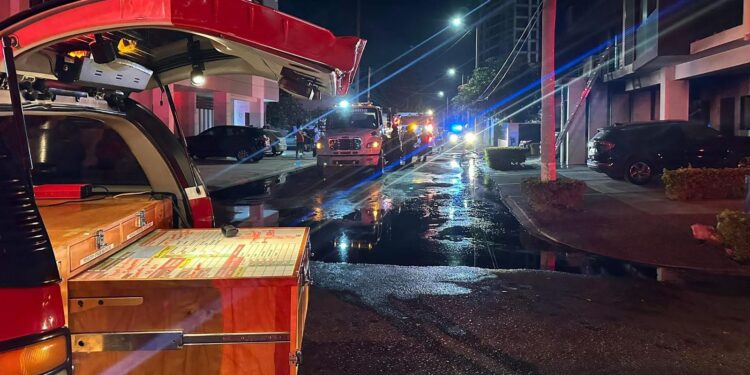 Evacuan a 27 personas tras incendio en el fraccionamiento Gaviotas en Mazatlán