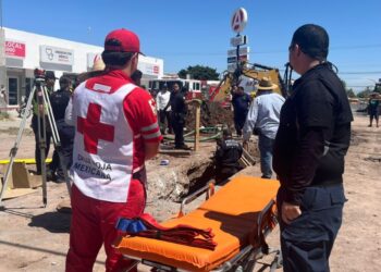 Rescatan de zanja a dos trabajadores de Japama sepultados en Los Mochis