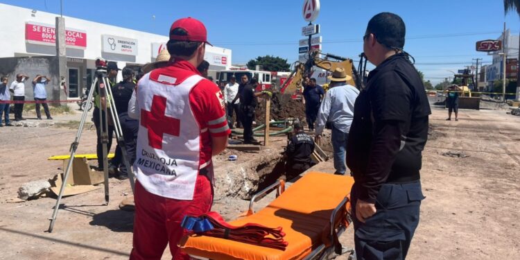 Rescatan de zanja a dos trabajadores de Japama sepultados en Los Mochis