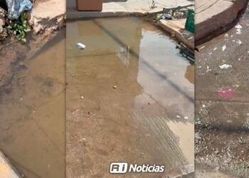 Vecinos reportan fuga de agua en Infonavit Alarcón desde hace más de una semana