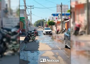 Denuncia regidora drenaje colapsado en colonia 20 de Noviembre