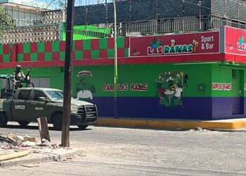 Ejecutan a balazos a mujer afuera del Bar Las Ranas, en Culiacán