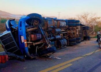 Accidete carretero en Aguacaliente de Gárate deja camión volcado y personas lesionadas
