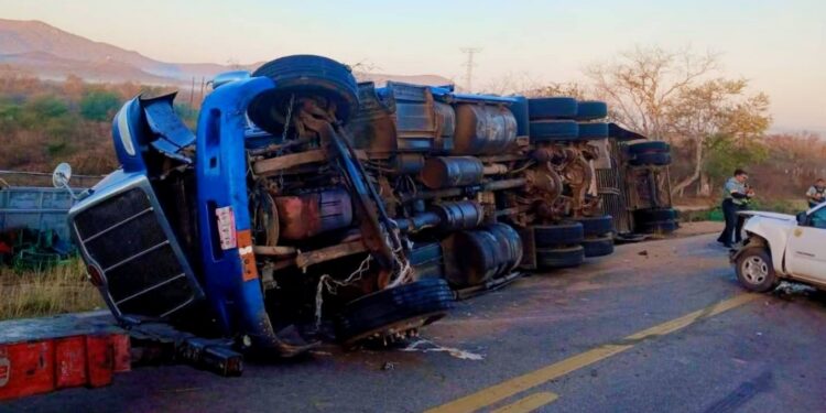 Accidete carretero en Aguacaliente de Gárate deja camión volcado y personas lesionadas