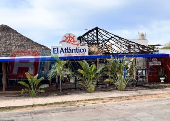 Se incendia negocio de mariscos El Atlántico en Real del Valle en Mazatlán