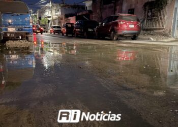 Aguas negras ponen en “jaque” y en riesgo de salud a media colonia de la F. Iturbe en Mazatlán