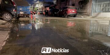 Aguas negras ponen en “jaque” y en riesgo de salud a media colonia de la F. Iturbe en Mazatlán