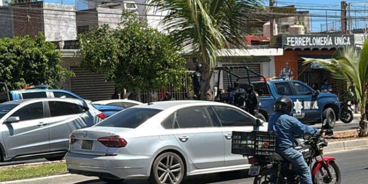 Policías Municipales detienen a dos “roba Oxxos” en la Klein en Mazatlán