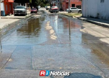 Vecinos de Campo Bello denuncian crisis sanitaria por fuga de drenaje en Mazatlán