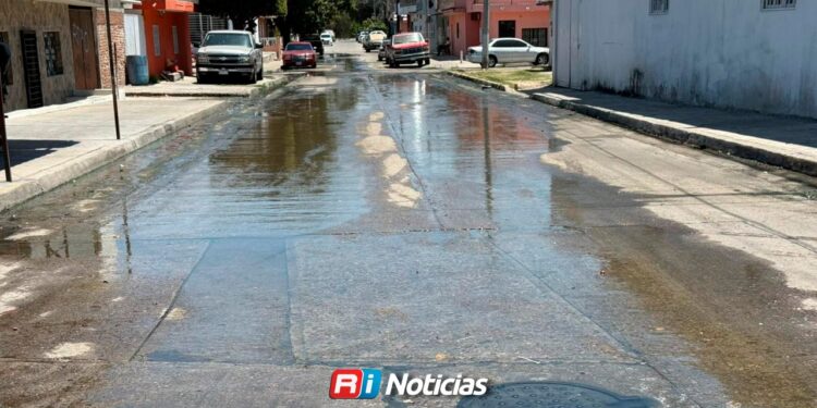 Vecinos de Campo Bello denuncian crisis sanitaria por fuga de drenaje en Mazatlán