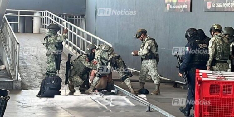 Ataque armado en estacionamiento de supermercado deja un herido en Humaya, al norte de Culiacán