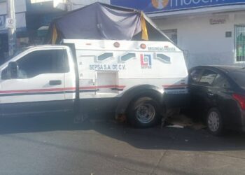 Camioneta de valores se queda sin frenos y se impacta contra carros y puestos ambulantes en Mazatlán