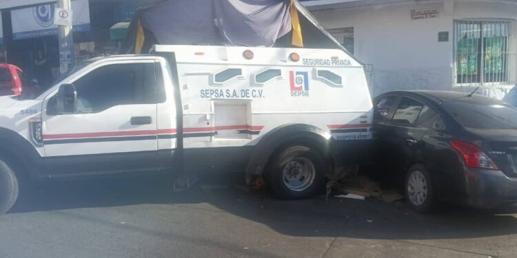 Camioneta de valores se queda sin frenos y se impacta contra carros y puestos ambulantes en Mazatlán