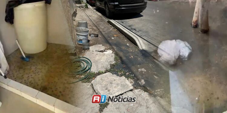 Colapsa drenaje en la colonia Ramón F. Iturbe: aguas negras inundan cinco viviendas