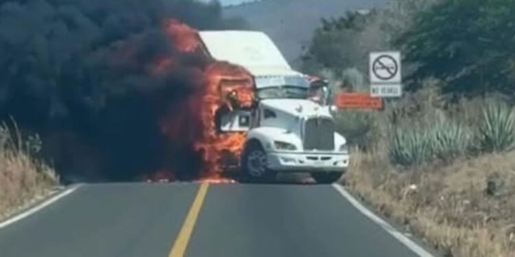 Reportan bloqueos al sur de Nayarit tras la captura de El Jardinero