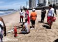 Salvavidas rescatan del mar a dos turistas que eran jalados por la corriente en playa del malecón