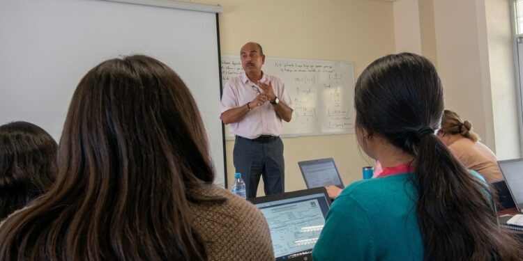 Avanza con éxito evaluación docente en la UAS; llaman a estudiantes a participar