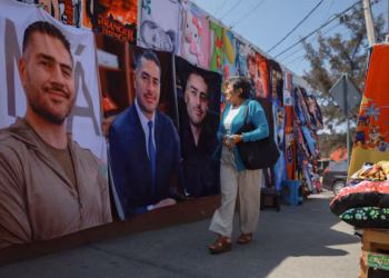 Harfuch estaría incómodo con su imagen de “símbolo sexual” tras venta de muñecos y objetos con su rostro, asegura WSJ