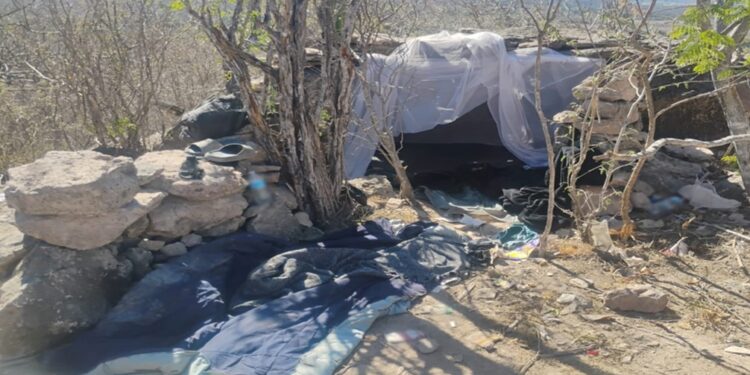 Ejército Mexicano asegura campamento y decomisa arsenal en Elota