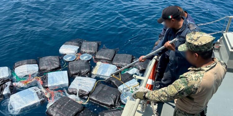 Aseguran casi una tonelada de cocaína y detienen a seis personas frente a costas de Chiapas
