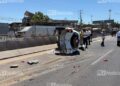 Choque múltiple deja un auto volcado en el puente de El Conchi, al sur de Mazatlán