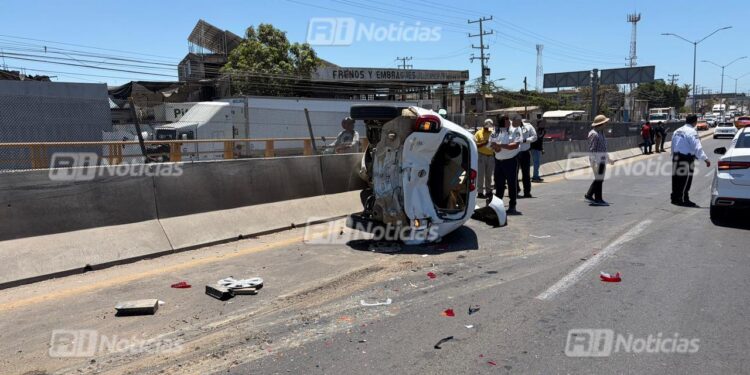 Choque múltiple deja un auto volcado en el puente de El Conchi, al sur de Mazatlán