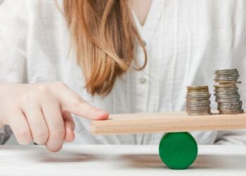 Brecha salarial de género persiste, pero se reduce en el empleo formal: experta