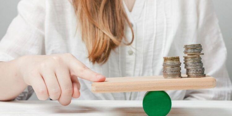 Brecha salarial de género persiste, pero se reduce en el empleo formal: experta