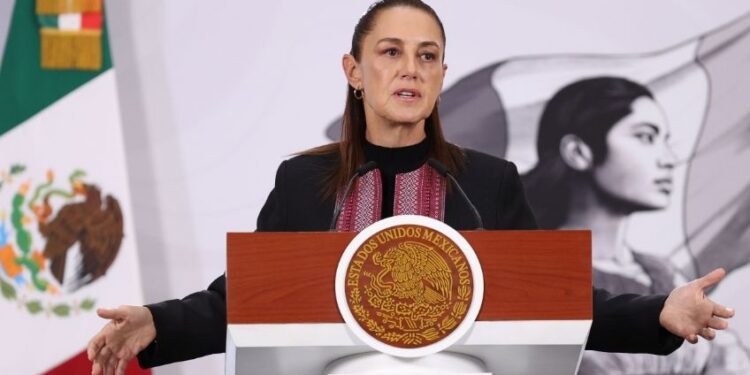 Sheinbaum celebra baja en el precio del barril de petróleo