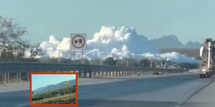 Inmensa nube de amoníaco cubre carretera de Guaymas tras choque y volcadura de pipa