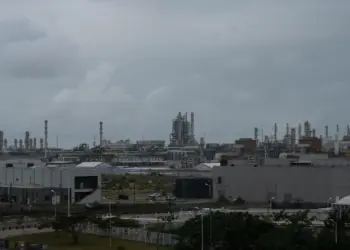 Incendio en Dos Bocas, en zona de almacenaje de coque; se estima que alta temperatura lo originó: Sheinbaum