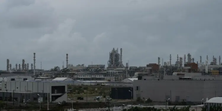 Incendio en Dos Bocas, en zona de almacenaje de coque; se estima que alta temperatura lo originó: Sheinbaum