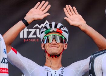 Confirman lesión de Isaac del Toro tras caída: ¿Qué dice el parte médico?