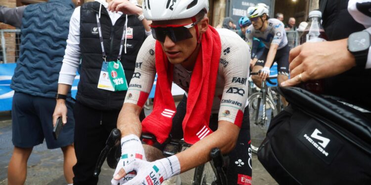Isaac del Toro abandona la tercera etapa de la Itzulia Basque Country