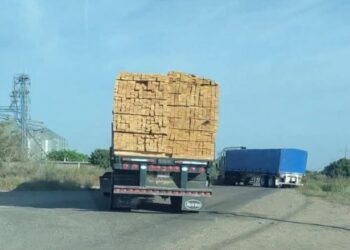 Reportan bloqueo con tráileres la carretera La Cruz – Potrerillos del Norote en Elota
