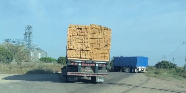 Reportan bloqueo con tráileres la carretera La Cruz – Potrerillos del Norote en Elota