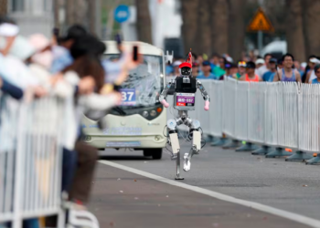 Robots humanoides rompen récord en la media maratón de Pekín… ¡y uno se cayó a metros de la meta!