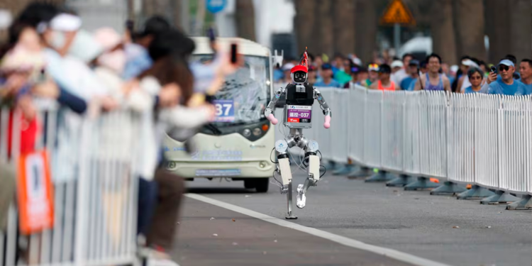 Robots humanoides rompen récord en la media maratón de Pekín… ¡y uno se cayó a metros de la meta!