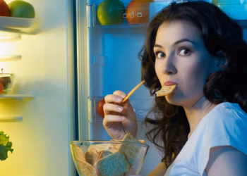 Cenar tarde todos los días puede afectar el sueño, el metabolismo y el estado de ánimo