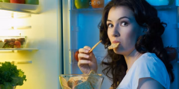 Cenar tarde todos los días puede afectar el sueño, el metabolismo y el estado de ánimo